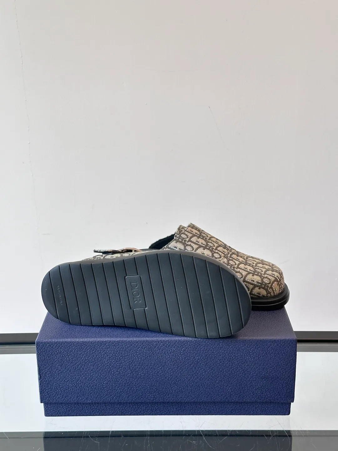 Men's Men's Shoes 💰360 [New Style] 🏃‍♂️🏃‍♂️Dior-Dior's new mules are new. I think the toe-toe mules are really cool for boys. They are Dior's most classic oblique print and are fashionable and comfortable. These Dior Aqua mules combine modern style and classic design. Beige and black Oblique printed fabric upper with adjustable straps and a metal-clad copper alloy Dior buckle for added style. Paired with black leather, rubber and EVA notch soles, they can be easily paired with a variety of casual outfits. size: 38-45 (38.45 customized)